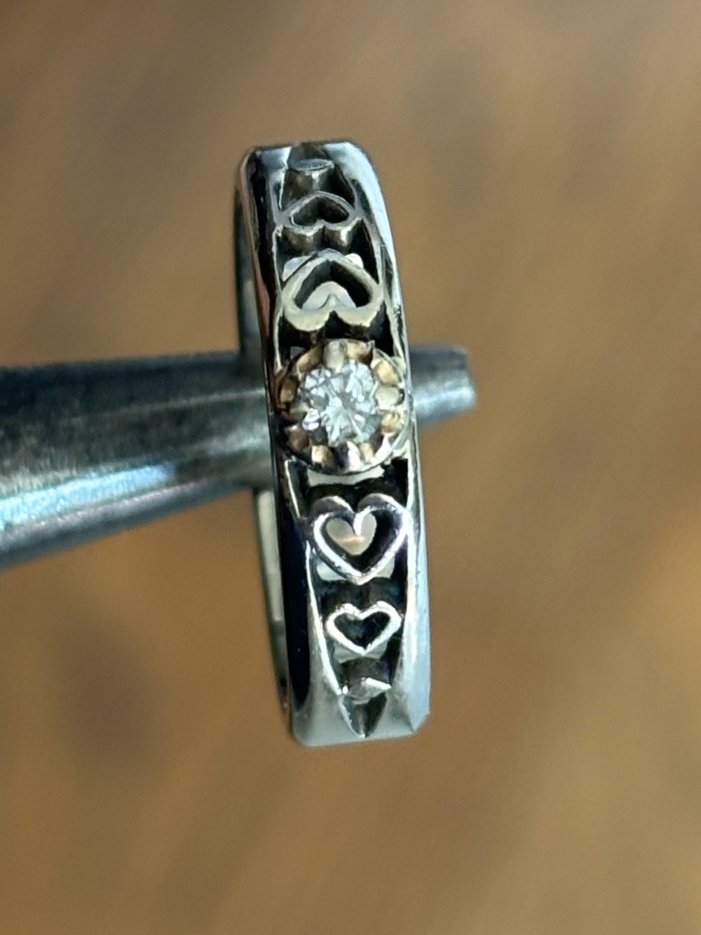 Corona 14k White Gold Heart Band Ring with Center Stone in size 6 marked